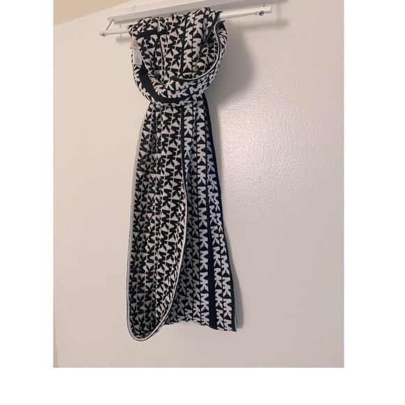 Michael Kors reversible infinity logo scarf - Picture 1 of 4